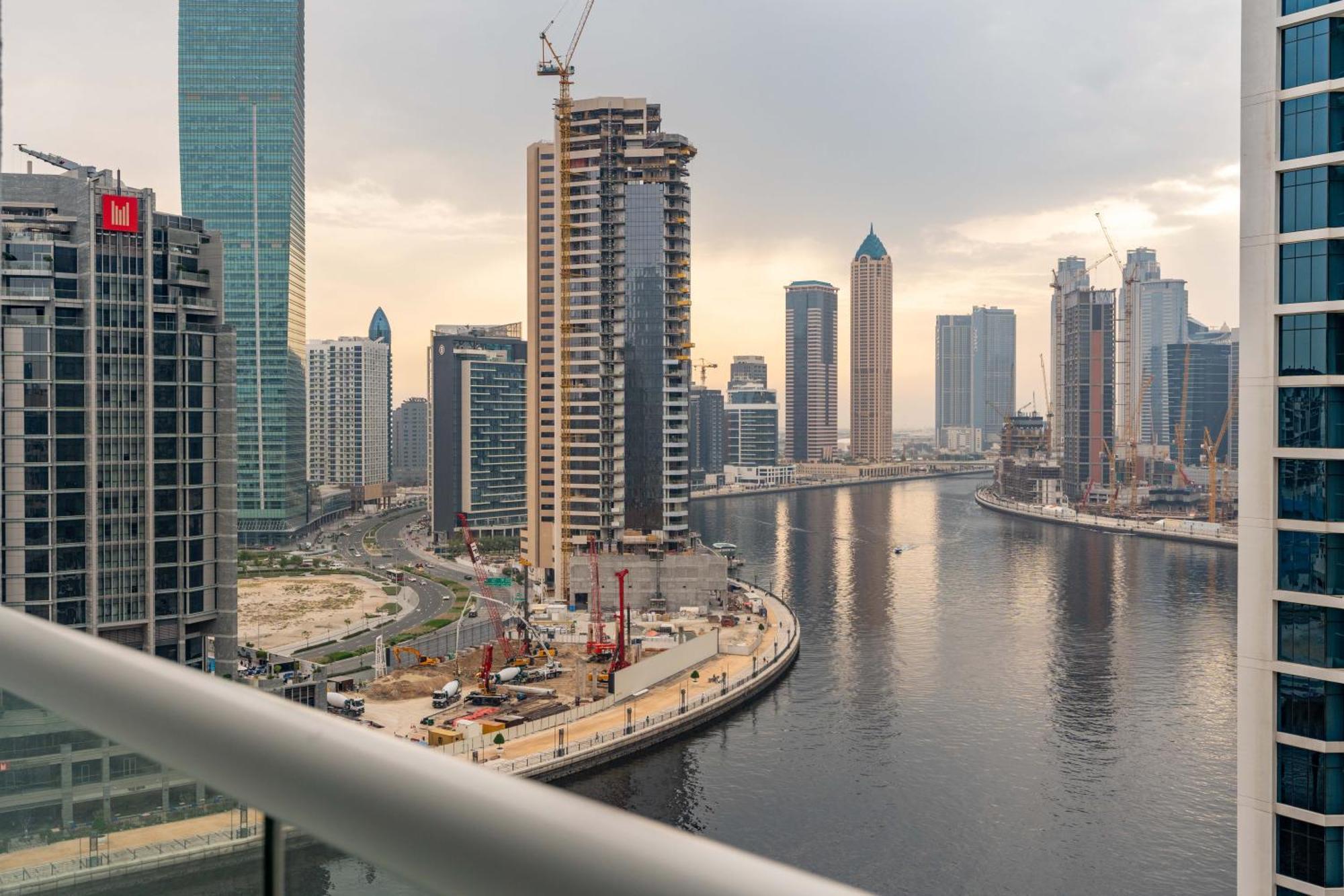 شقة Spacious Luxe Family With Canal & Burj Khalifa View *