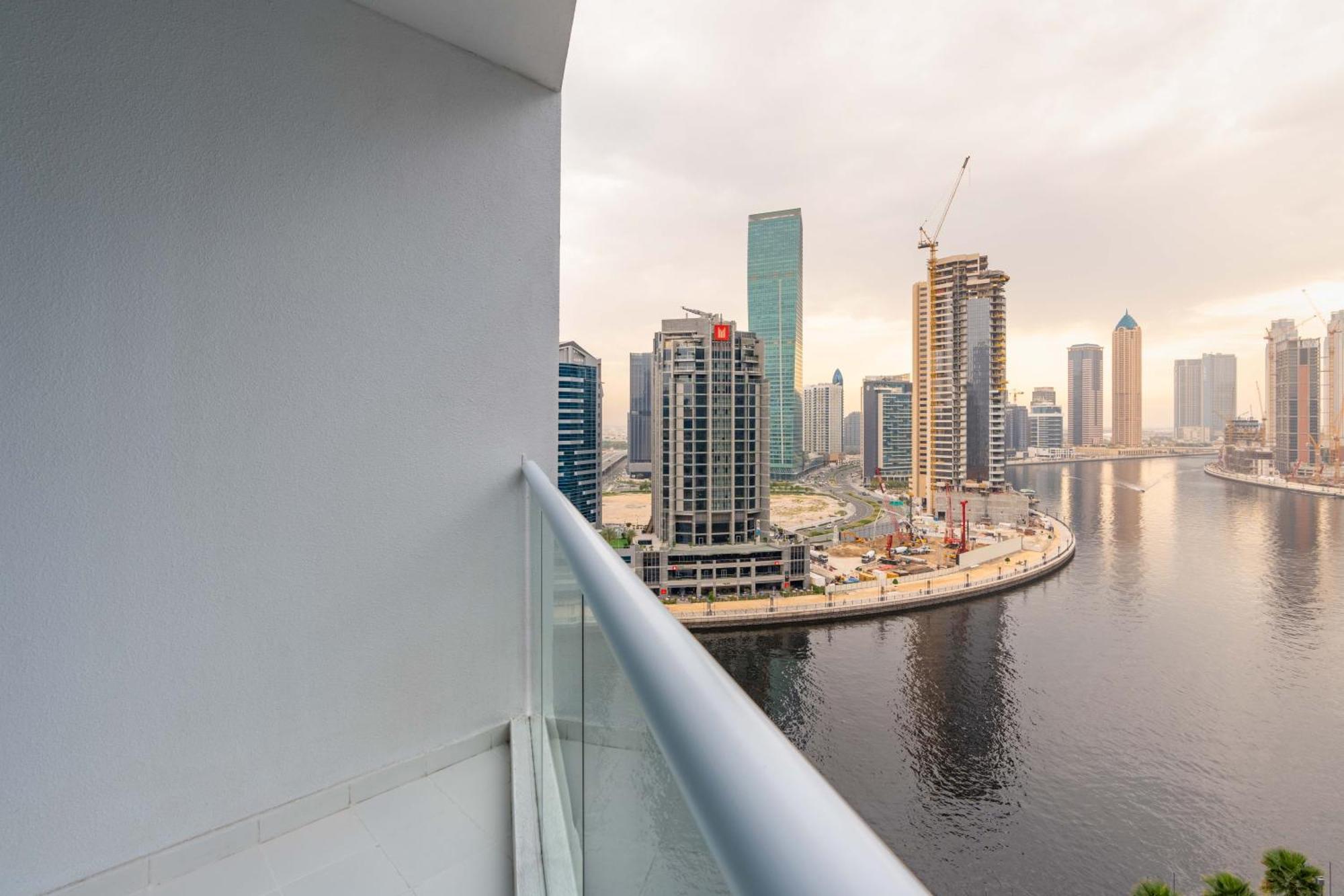 شقة Spacious Luxe Family With Canal & Burj Khalifa View