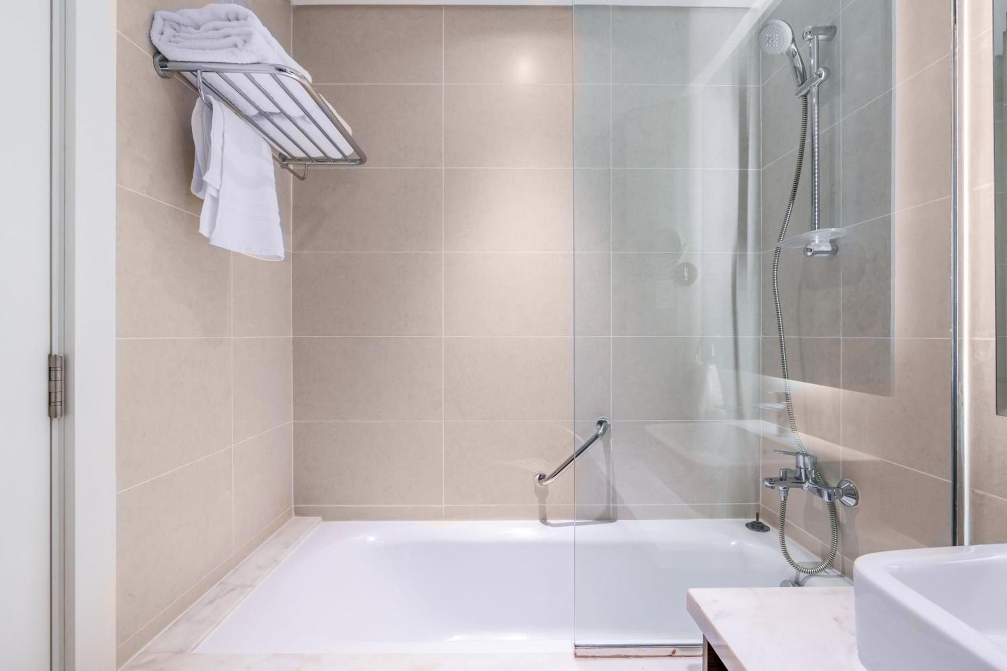 Spacious Luxe Family With Canal & Burj Khalifa View شقة