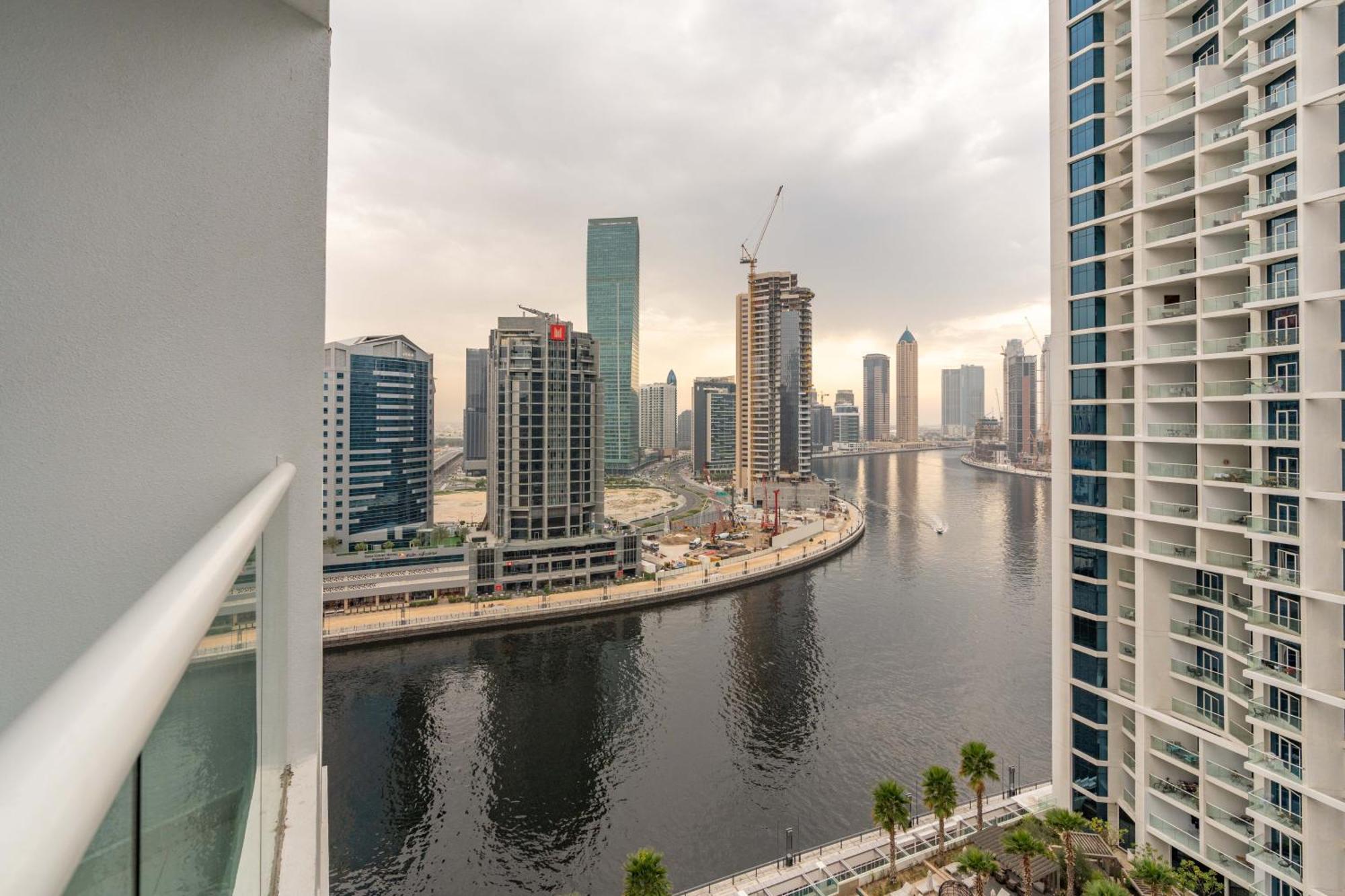 Spacious Luxe Family With Canal & Burj Khalifa View شقة *